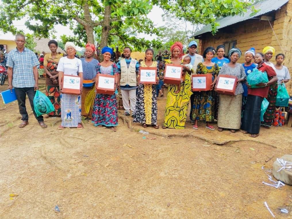 Distribution des outils aratoires et kits de fonctionnement aux AVEC 