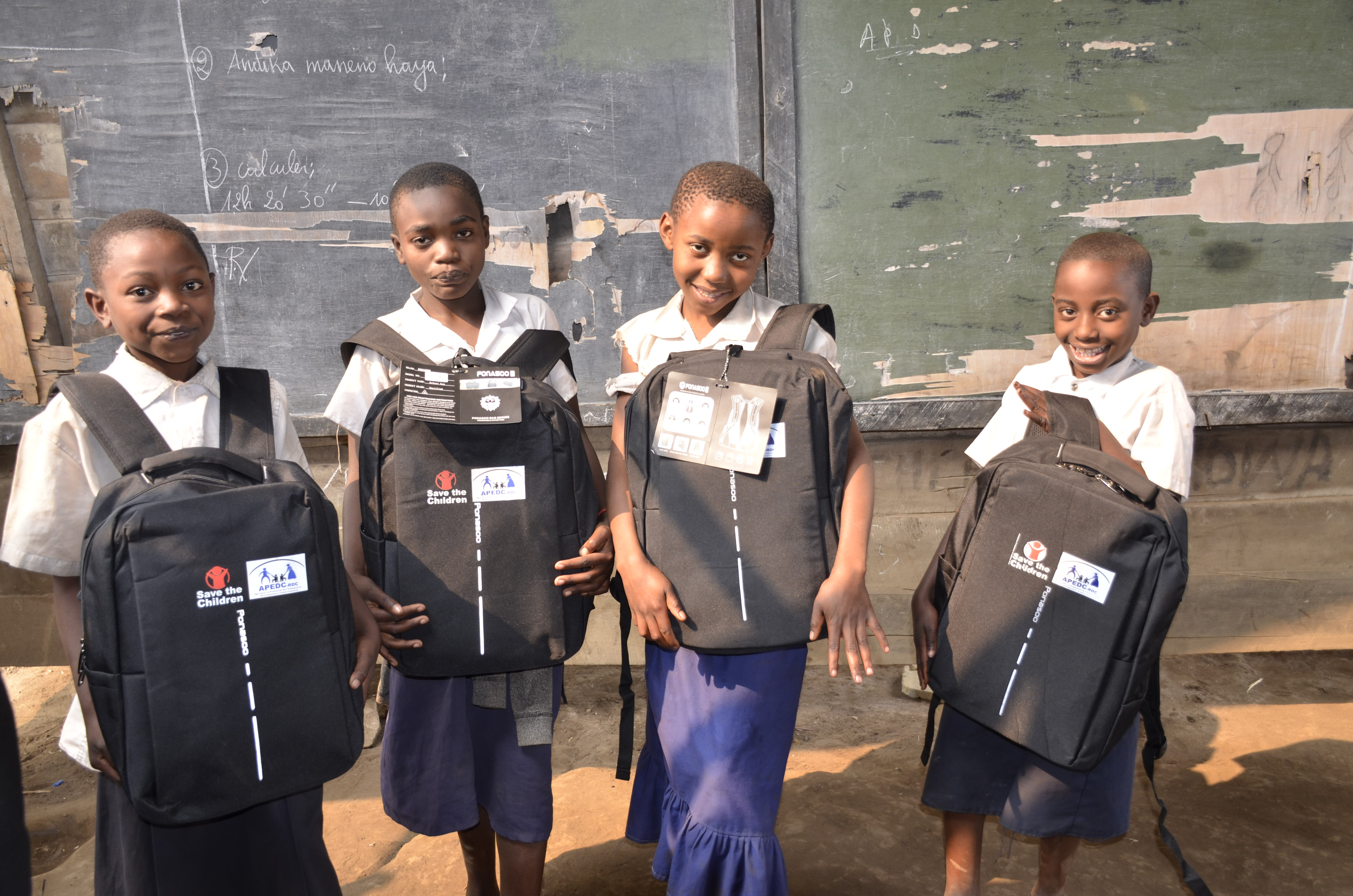 Distribution de kits  scolaire à l'École Primaire NYUNDO