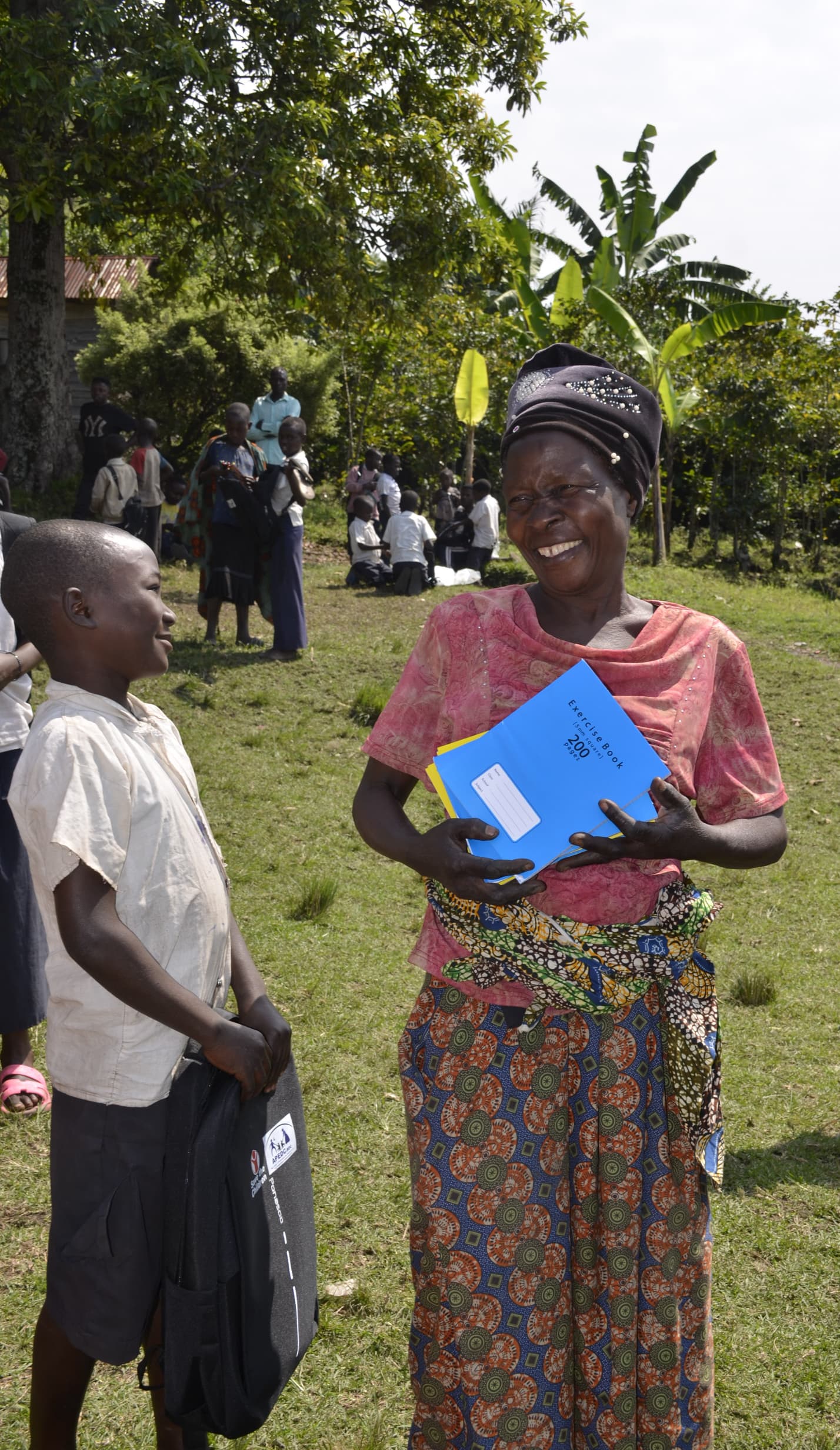 Distribution de kits scolaires et  kits  récréatifs à l’école primaire MUTUGIRWA
