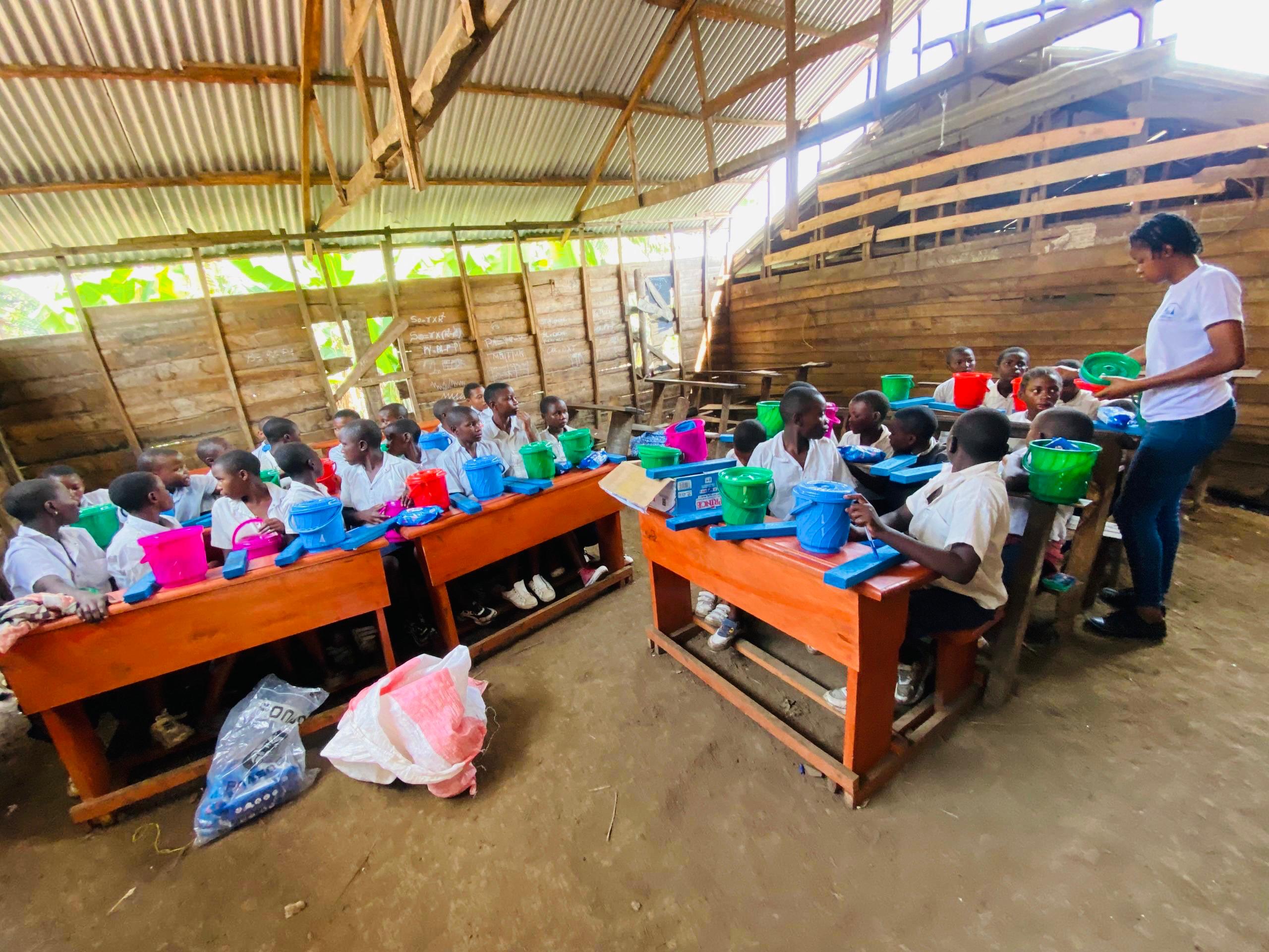 Distribution de kits d’hygiène menstruelle aux filles adolescentes