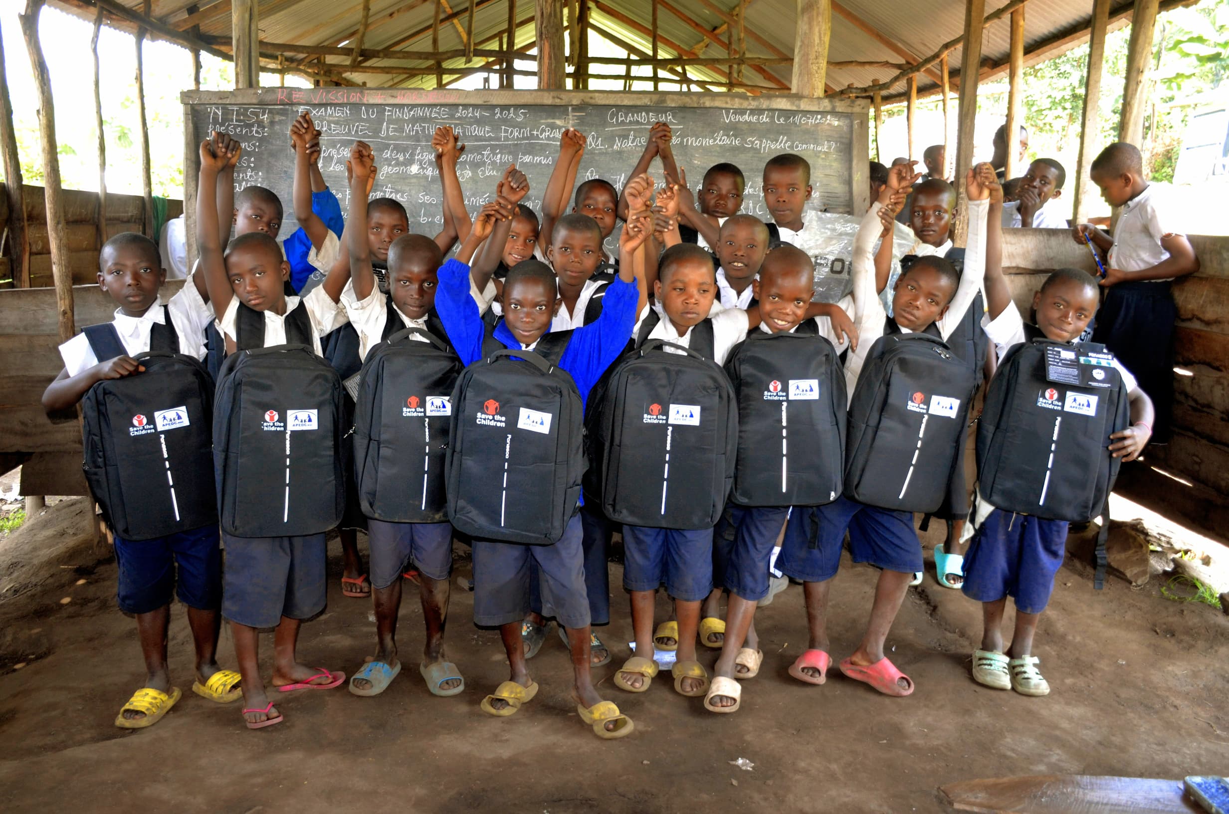Distribution de kits scolaires et  kits  récréatifs à l’école primaire MUTUGIRWA