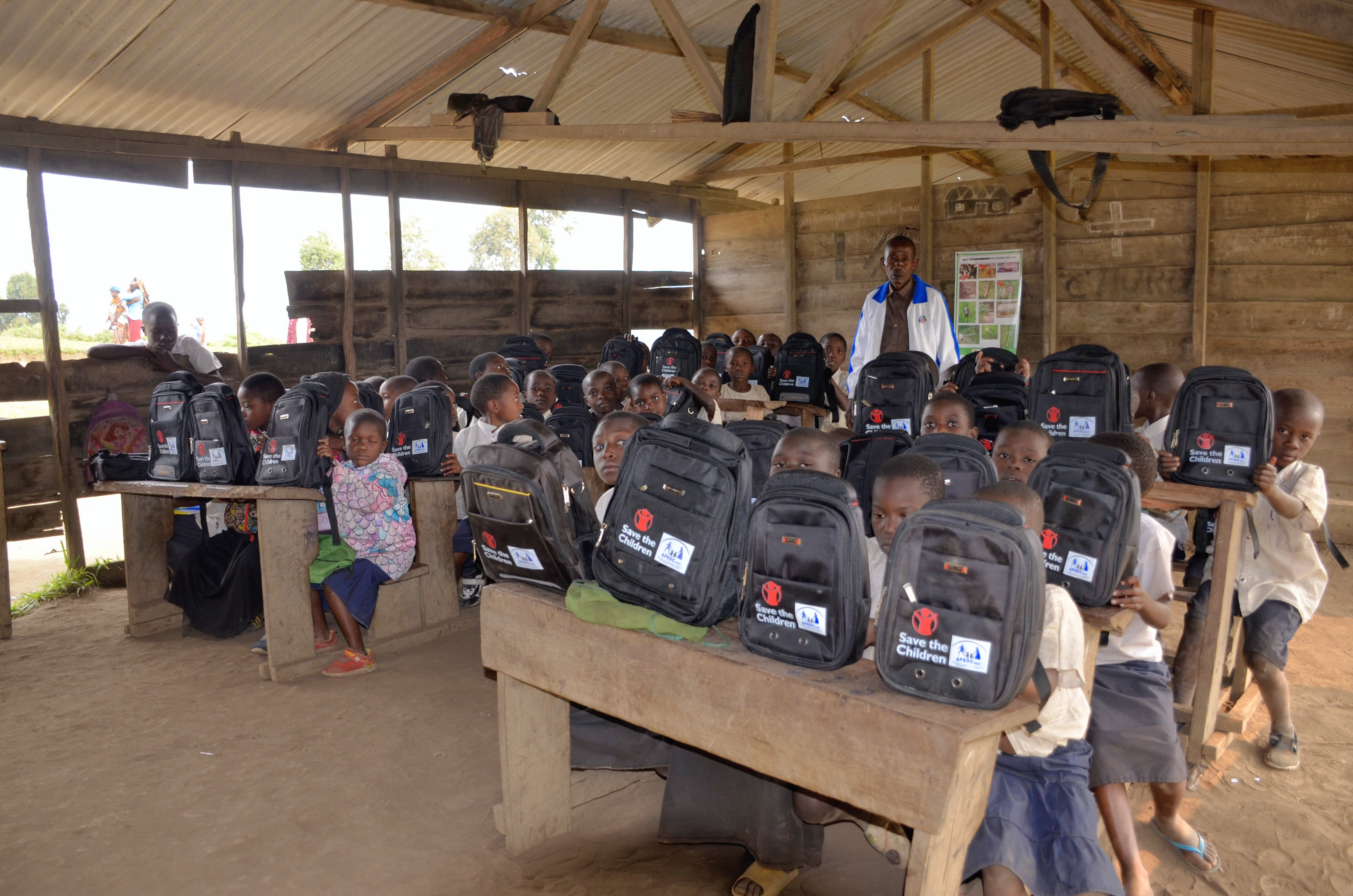 Distribution de kits  scolaire à l'École Primaire NYUNDO