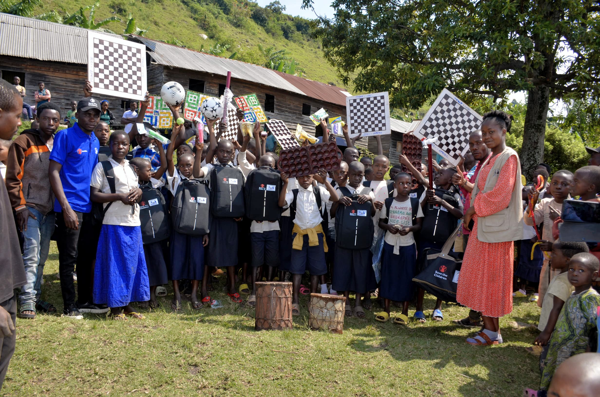 Distribution de kits scolaires et  kits  récréatifs à l’école primaire MUTUGIRWA