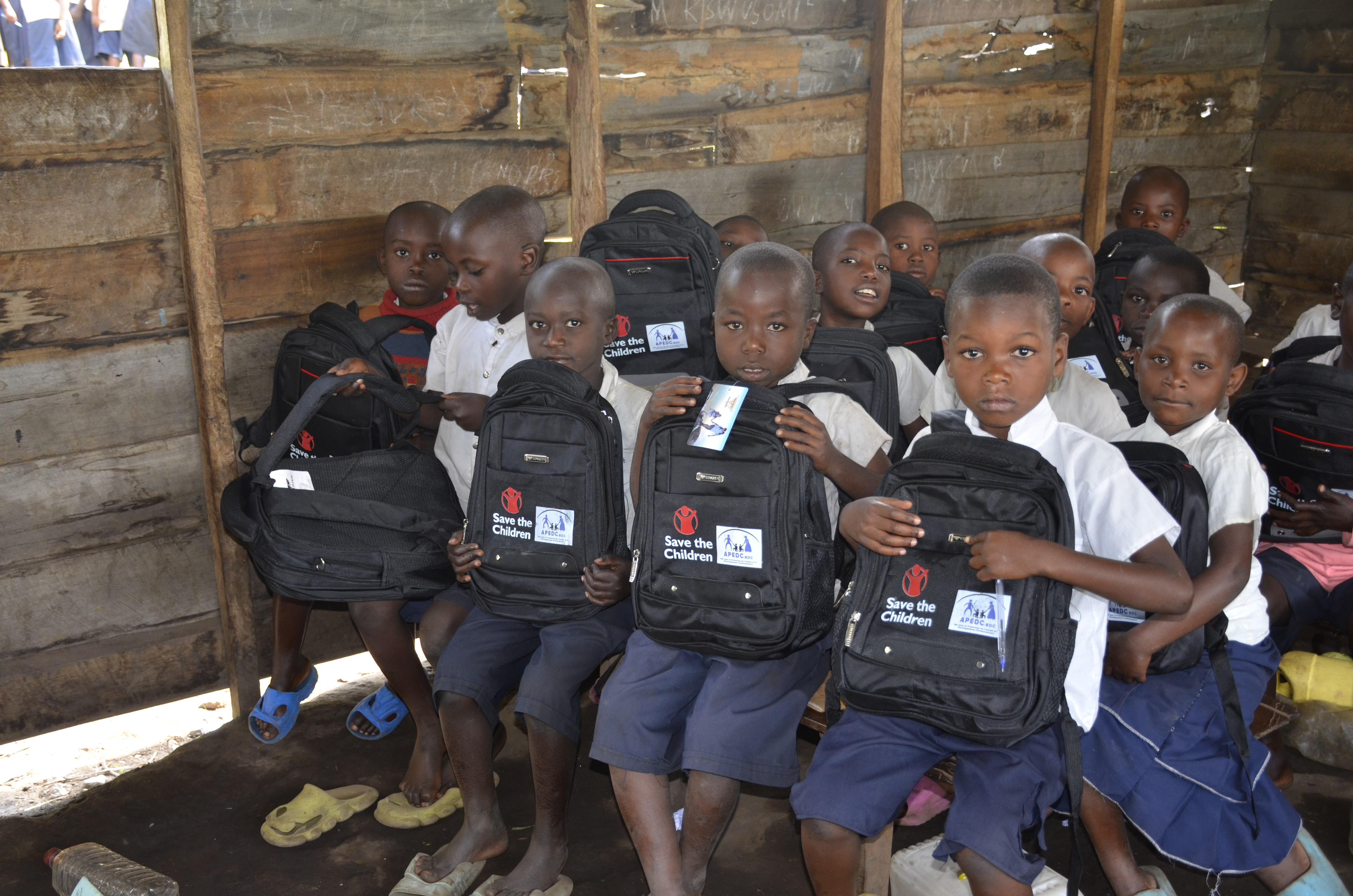 Distribution de kits  scolaire à l'École Primaire NYUNDO