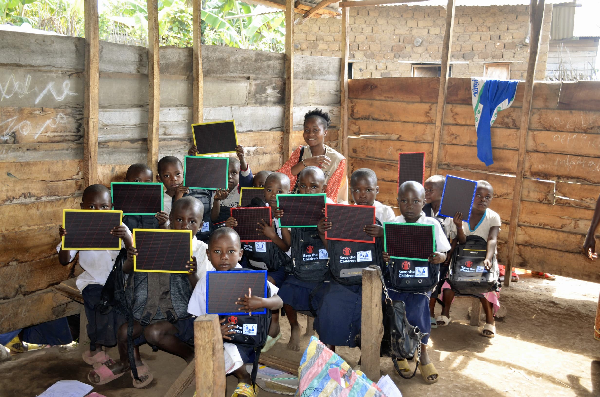 Distribution de kits scolaires et  kits  récréatifs à l’école primaire MUTUGIRWA
